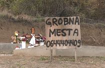 Eladó sírhelyeket hirdető felirat egy szerb temető közelében
