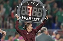 Stephanie Frappart ejerciendo de cuarta árbitra en el partido México-Polonia en la Copa Mundial de la FIFA Catar 2022.