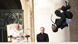 Insolite : des acrobates kényans virevoltent devant le Pape Francois