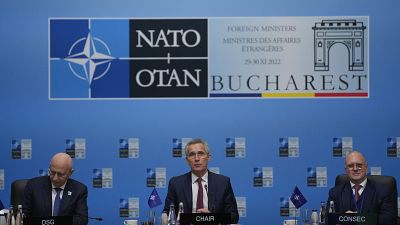 Президиум конференции глав МИД стран НАТО в Бухаресте во главе с генсеком альянса Йенсом Столтенбергом