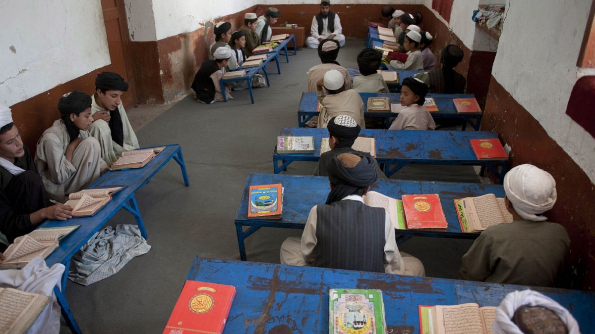 Archív fotó: a Koránt tanulják diákok egy kandahari vallási iskolában