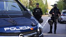 Policiers espagnols déployés à l'extérieur de l'ambassade ukrainienne de Madrid - le 30/11/2022