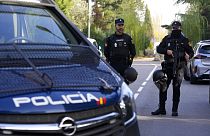 Polícias em frente à embaixada ucraniana em Madrid