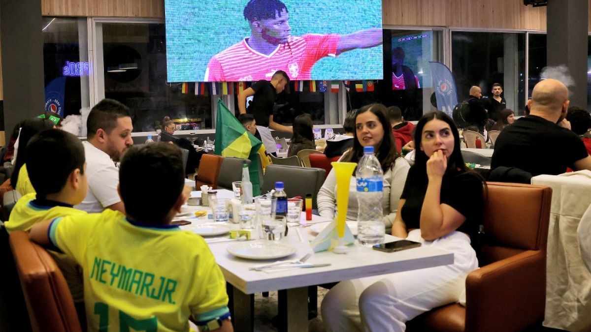   لبنانيون يشاهدون بثاً لمباراة كرة القدم لكأس العالم لكرة القدم 2022 بين البرازيل وسويسرا، في مقهى ومطعم في منطقة السبتية، شمال بيروت، 28 نوفمبر، 2022.