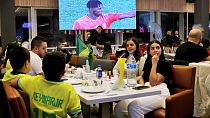   لبنانيون يشاهدون بثاً لمباراة كرة القدم لكأس العالم لكرة القدم 2022 بين البرازيل وسويسرا، في مقهى ومطعم في منطقة السبتية، شمال بيروت، 28 نوفمبر، 2022.
