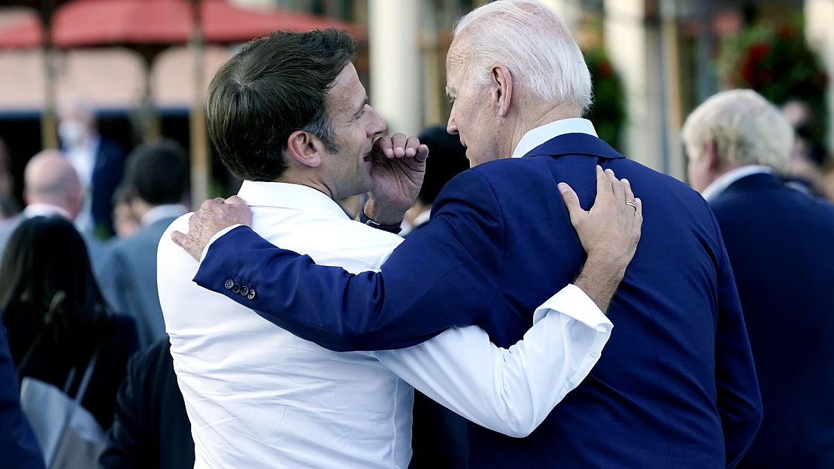 Emmanuel Macron és Joe Biden a júniusi G7 találkozón Németországban