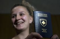 Imagen de archivo de uno de los primeros pasaportes expedidos en Kósovo.