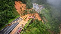 Участок обрушенного оползнем шоссе на юге Бразилии