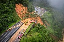 Участок обрушенного оползнем шоссе на юге Бразилии