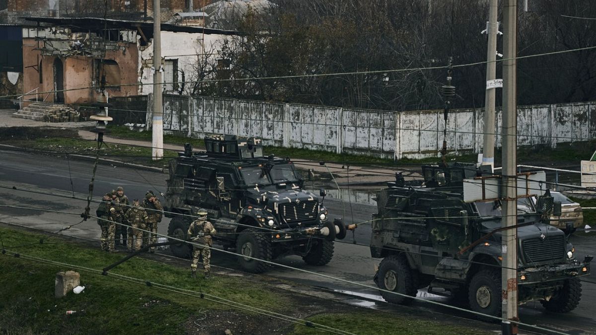 Des soldats ukrainiens sur la ligne de front près de Bakhmout  