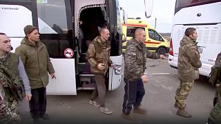 جنود روس يسيرون من حافلة بعد إطلاق سراحهم في عملية تبادل مع أوكرانيا