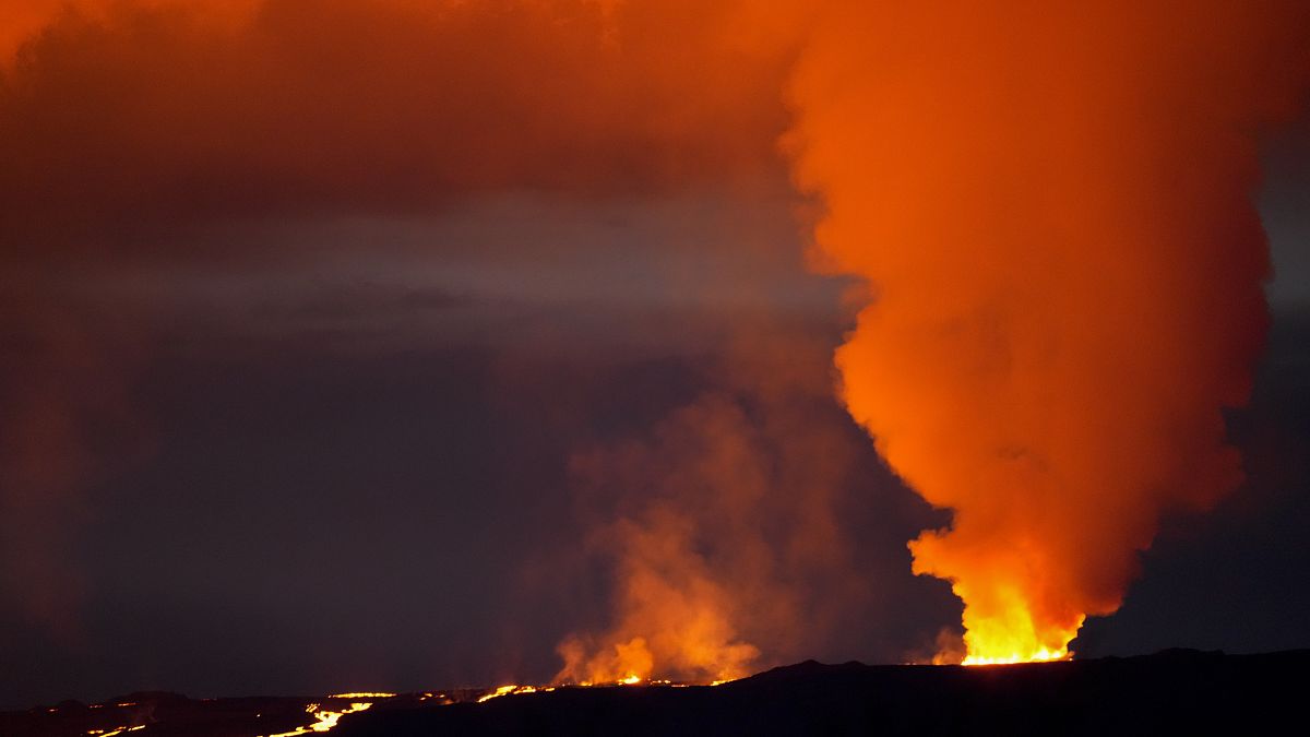 أنهار من الحمم تتدفق من بركان ماونا لوا في هاواي في 30 نوفمبر-تشرين الثاني 