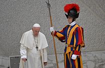 Ferenc pápa (balra) és a Svájci Gárda egy tagja a Vatikánban - képünk illusztráció.