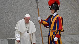 Ferenc pápa (balra) és a Svájci Gárda egy tagja a Vatikánban - képünk illusztráció. 