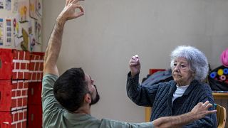 Coreógrafo Rafael Alvarez com uma idosa do lar de Atães