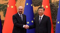 Presidente do Conselho Europeu, Charles Michel (esq.) e o Presidente chinês, Xi JinPing (dir.) em Pequim