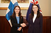 Fin Başbakanı Marin (solda) ve Yeni Zelanda Başbakanı Ardern