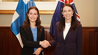 Fin Başbakanı Marin (solda) ve Yeni Zelanda Başbakanı Ardern