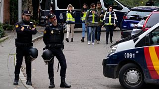 الشرطة الإسبانية خارج مقر سفارة أوكرانيا في مدريد