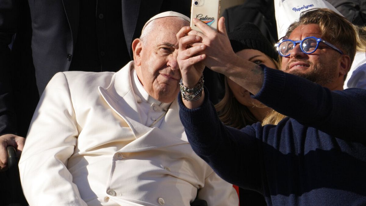 Papst Franziskus während einer Generalaudienz auf dem Petersplatz, 30.11.2022 