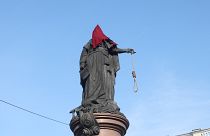 В сентябре на голову Екатерины надели колпак палача, в руку вложили веревку, а нижнюю часть монумента облили красной краской 
