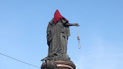 В сентябре на голову Екатерины надели колпак палача, в руку вложили веревку, а нижнюю часть монумента облили красной краской 