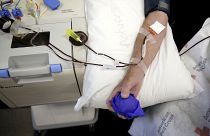 متبرع بالدم في مركز التبرع بالدم التابع للصليب الأحمر في تولسا بولاية أوكلاهوما.