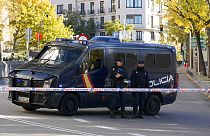 Agentes de policía hacen guardia mientras acordonan la zona junto a la embajada de Estados Unidos en Madrid, España