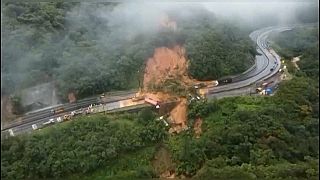 A torrent of mud has fallen on to the BR-376 highway in the state of Paraná, Brazil.