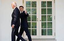 روسای جمهور فرانسه و آمریکا در حال قدم زدن در محوطه کاخ سفید به تاریخ اول دسامبر ۲۰۲۲.