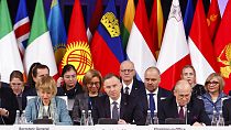 Andrzej Duda lengyel elnök (középen) és további résztvevők a lódzi EBESZ-ülésen.