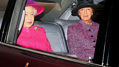 Lady Susan Hussey (r.), Hofdame der Queen, zusammen mit der Monarchin, 23.01.2011