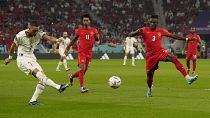 المغربي حكيم زياش يركل الكرة بجانب الكندي سام أديكوغبي
