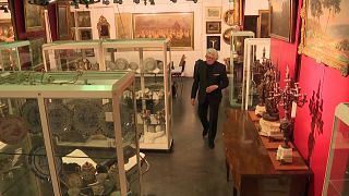 Auctioneer Serge Hutry surveys the contents of the Vanderkindere auction room