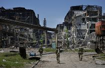 Orosz katonák a szétlőtt Azovsztal acélműnél
