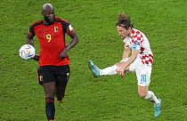A sok helyzetet kihagyó Romelu Lukaku (9) és a horvát csapatkapitány, Luka Modrics a horvát-belga találkozón a katari világbajnokságon.