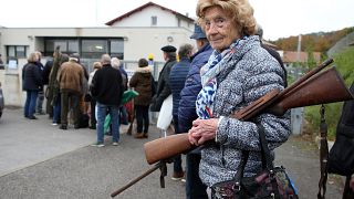 فرنسيون ينتظرون تسليم أسلحتهم إلى قوات الدرك في أوستاريتز، جنوب غرب فرنسا.