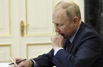 Putyin videokonferenciát tart a kormány tagjaival a Kremlben