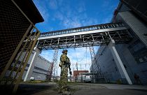 جندي روسي يحرس منطقة من محطة زابوريجيا للطاقة النووية 