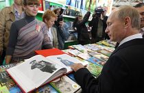 Imagen de archivo del presidente ruso, Vladímir Putin, visitando la Feria del Libro de Moscú.