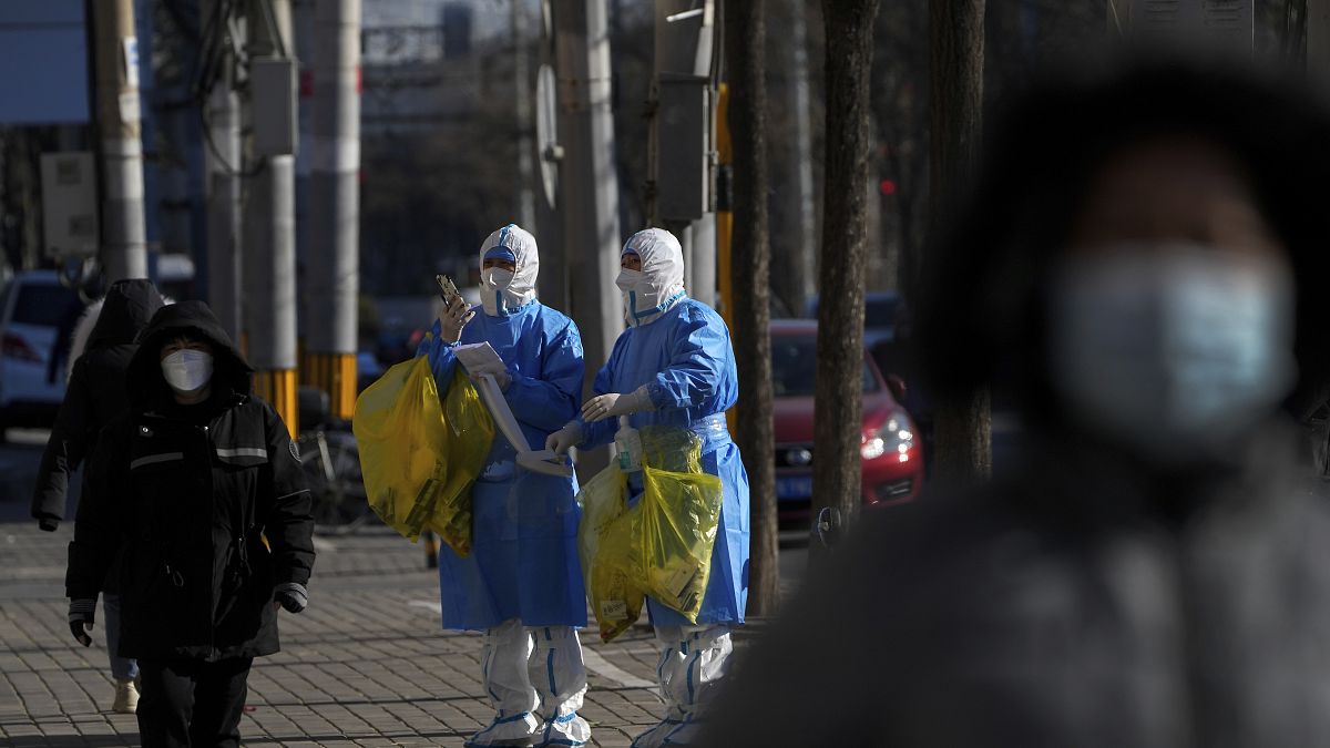 الصين تسجل 34.980 إصابة جديدة بفيروس كورونا