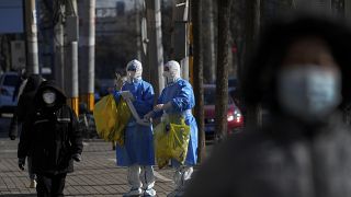 الصين تسجل 34.980 إصابة جديدة بفيروس كورونا