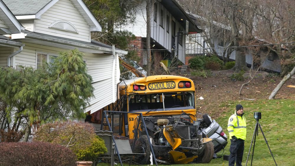 Spectacular school bus crash on the outskirts of New York, eight injured