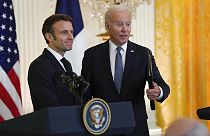 Joe Biden (à dr.) et Emmanuel Macron à Washington (USA), le 01/12/2022