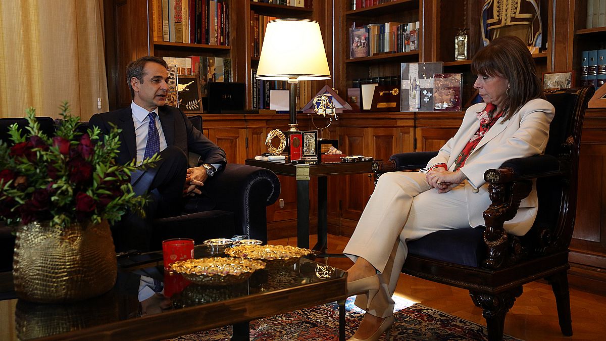 Η Πρόεδρος της Δημοκρατίας Κατερίνα Σακελλαροπούλου μιλά με τον πρωθυπουργό Κυριάκο Μητσοτάκη, στη σημερινή τους συνάντηση στο Προεδρικό Μέγαρο