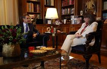 Η Πρόεδρος της Δημοκρατίας Κατερίνα Σακελλαροπούλου μιλά με τον πρωθυπουργό Κυριάκο Μητσοτάκη, στη σημερινή τους συνάντηση στο Προεδρικό Μέγαρο
