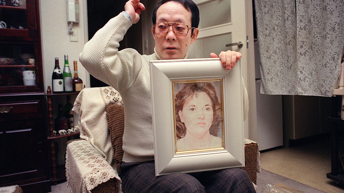 إيسي ساغاوا 42 عامًا، قاتل الطالبة الهولندية رينيه هارتفلت، في شقته في يوكوهاما اليابان/ 1992.