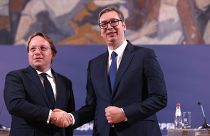 O comissário europeu para o Alargamento, Olivér Varhely (esq.) e o Presidente sérvio Aleksandar Vucic (dir.)