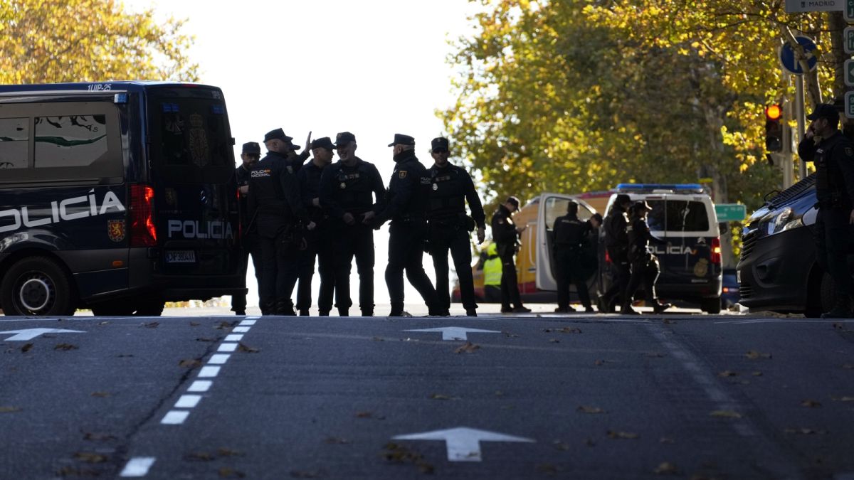 Rendőrkordon Amerika madridi nagykövetsége előtt, ahová levélbombát küldtek