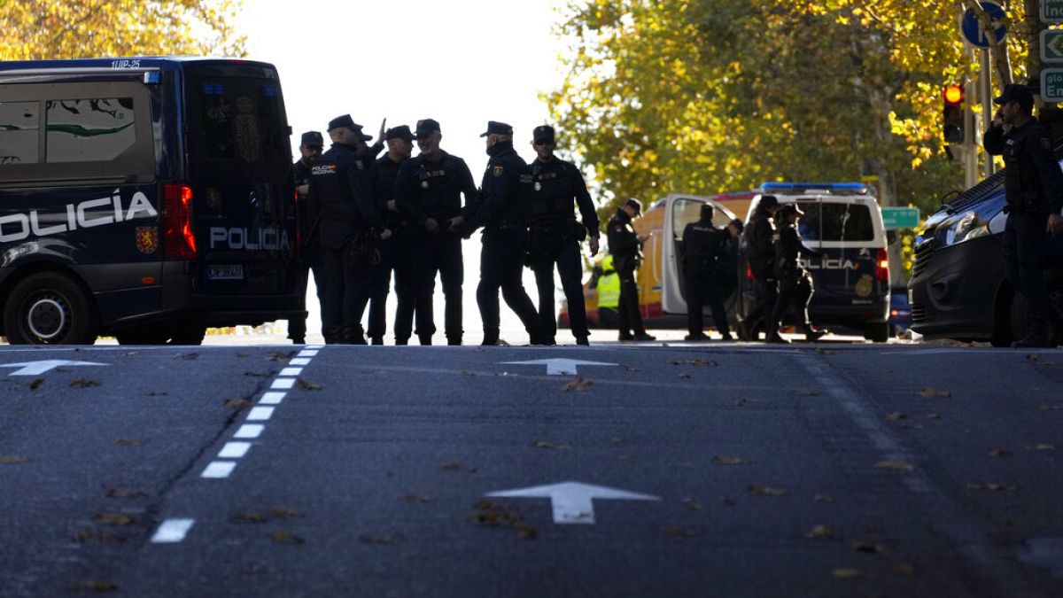 Cordone di sicurezza della polizia spagnola dopo l'esplosione all'ambasciata ucraina di Madrid